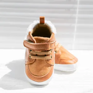 Warm winter baby boots in brown faux leather with cozy fleece lining and velcro strap