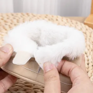 Détail de bottes d'hiver pour bébé avec doublure en fausse fourrure et fermeture velcro