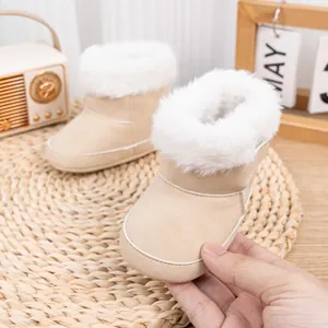 Détail de bottes de neige bébé kaki chaud avec doublure en fausse fourrure épaisse