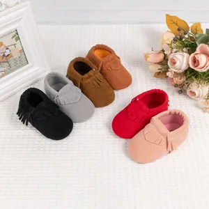 Mocassins pour bébé en daim souple avec franges, disponibles en six coloris variés