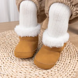 Détail de bottes d'hiver marron pour bébé avec bordure en fausse fourrure douce
