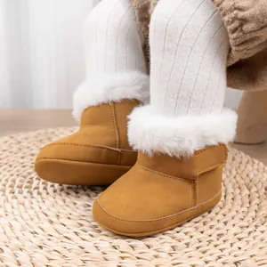 Détail de bottines d'hiver pour bébé en daim marron avec doublure en fausse fourrure blanche