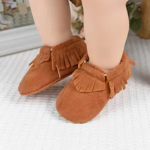 Détail de mocassins pour bébé marron en daim avec franges et semelle souple