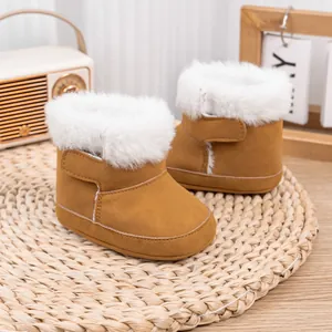 Détail de bottes de neige pour bébé avec doublure en peluche et fermeture velcro