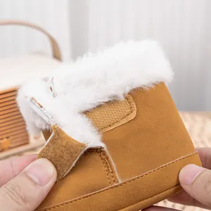 Détail de bottes d'hiver pour bébé montrant la fermeture velcro et la doublure en fourrure