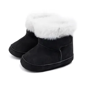 Vue détaillée de bottes d'hiver bébé en daim noir avec col épais en fausse fourrure blanche
