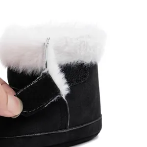 Détail de la fermeture velcro des bottes bébé avec doublure douce en fausse fourrure