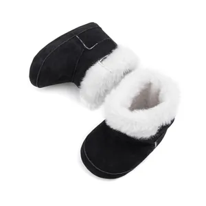 Détail des bottes de neige pour bébé noires avec bordure en fausse fourrure et doublure polaire