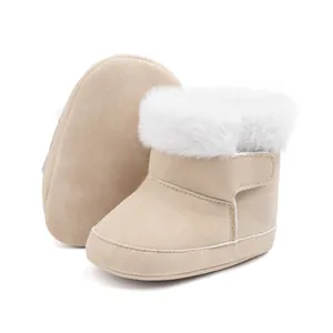 Détail de bottes de neige pour bébé avec bordure en fourrure et fermeture velcro