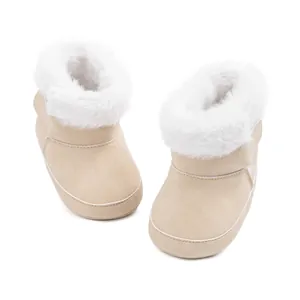 Vue détaillée de bottes de neige pour bébé avec doublure en fourrure blanche épaisse