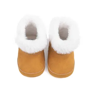 Détail de bottes d'hiver pour bébé en daim camel avec doublure épaisse en fausse fourrure