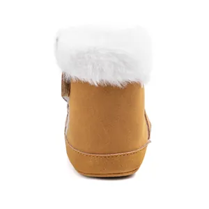 Vue détaillée des bottines bébé hiver avec col en fourrure et patte velcro