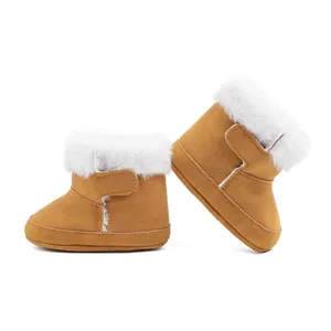 Détail des bottes de neige pour bébé en daim camel avec doublure en fausse fourrure