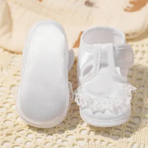 Chaussures de baptême blanches en satin avec semelle souple et dentelle bébé