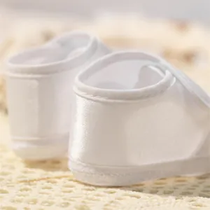 Détails de chaussures de baptême en satin blanc pour bébé avec semelles souples et coutures
