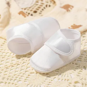 Chaussures bébé blanches de baptême à semelle souple, finition satinée et velcro