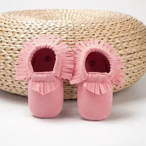 Vue détaillée des mocassins roses pour bébé avec franges et marquage de la pointure