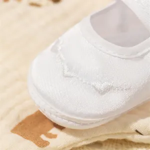 Chaussures de baptême bébé blanches à semelle souple avec broderie cœur et velcro