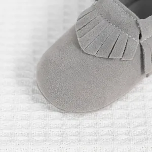 Bottes classiques en daim gris pour bébé avec pompons et semelles souples pour filles