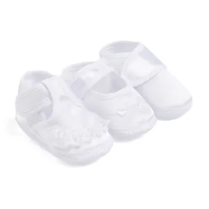 Trois styles de chaussures de baptême en satin blanc avec dentelle et broderie cœur