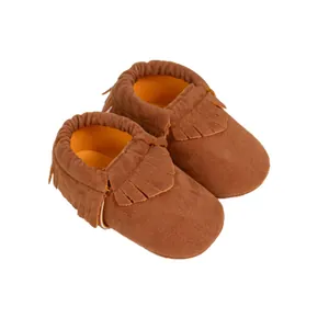 Mocassins bébé classiques en daim marron avec franges et semelles souples
