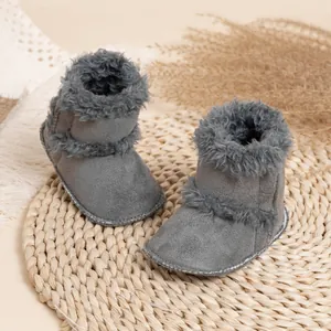 Détail des bottines d'hiver pour bébé avec fausse fourrure grise et semelles souples