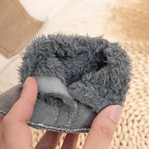 Détails des bottes d'hiver grises pour bébé avec doublure épaisse en fausse fourrure
