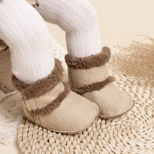 Gros plan de bottines d'hiver pour bébé avec doublure chaude et bordure en fausse fourrure