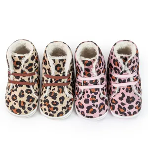 Stivaletti per neonati leopardati con fodera in pile e suola morbida in diversi colori
