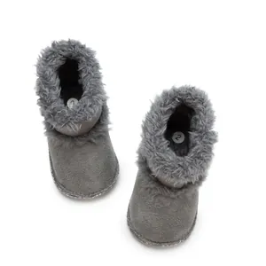 Détail de bottines d'hiver pour bébé avec doublure en peluche et texture daim