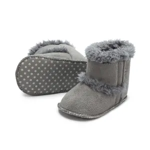 Détail de bottines d'hiver pour bébé avec doublure en fourrure et semelle antidérapante