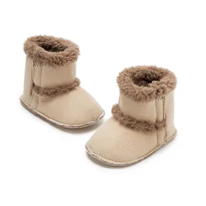 Détail de bottines d'hiver pour bébé avec col en fourrure et semelles antidérapantes
