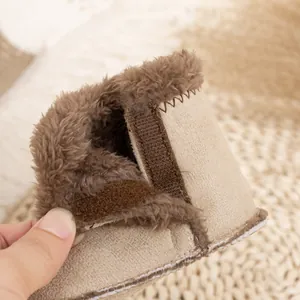 Bottes d'hiver bébé kaki avec doublure en fourrure synthétique et fermeture velcro