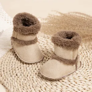 Bottes de neige bébé en daim beige avec fourrure brune et semelles souples antidérapantes