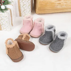 Detalle de botas de invierno para bebé en rosa, gris y marrón con forro de felpa suave y cálida