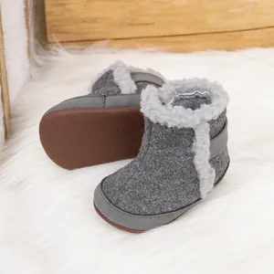 Detalle de botines de fieltro gris para bebé con forro cálido y suelas antideslizantes