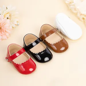 Vue de dessus de chaussures Mary Jane bébé en quatre couleurs avec bords festonnés