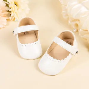 Chaussures Mary Jane bébé en cuir verni blanc avec bords festonnés et boucle argent