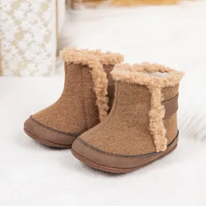 Detalle de botas de nieve de invierno para bebé con forro de felpa y suelas suaves
