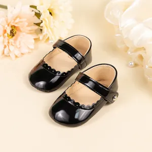 Détails de chaussures Mary Jane en cuir verni noir pour bébé avec bords festonnés et perles