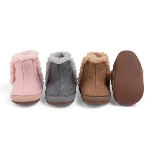 Detalle de suelas antideslizantes y forro de felpa en botas de nieve para bebés