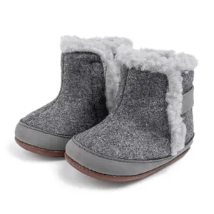 Detalle de botas de nieve para bebé con forro de felpa y suelas de goma antideslizantes