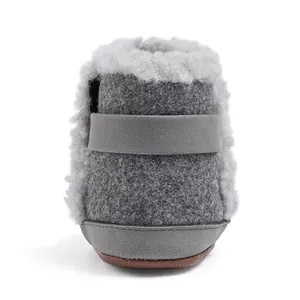 Vista trasera de botas de invierno para bebé en fieltro gris con forro cálido y suave