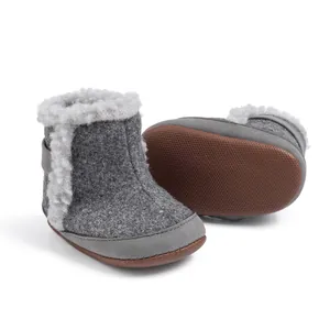 Detalle de botas de invierno para bebé con forro de lana sintética y suela marrón antideslizante