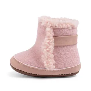 Detalle de botas de invierno para bebé con forro cálido y suelas antideslizantes suaves
