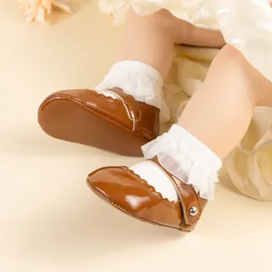 Vue détaillée de chaussures bébé Mary Jane marron à bords festonnés et fini brillant