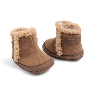Detalle de botas de invierno para bebé en fieltro marrón con forro de piel sintética