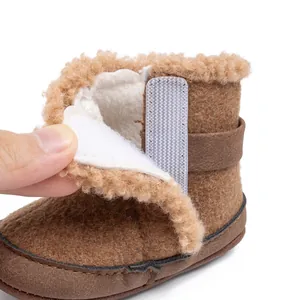 Primer plano de botas de nieve para bebé con forro cálido y cierre de velcro