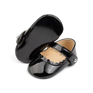 Détails des babies pour bébé en cuir verni noir avec bords festonnés et semelle souple