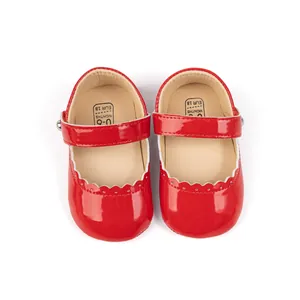 Détails des chaussures bébé en cuir verni rouge avec bordure festonnée et scratch